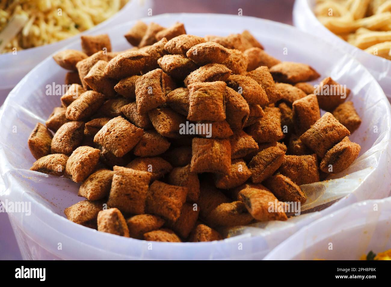 Farsan, spuntini in ciotole in vendita nel mercato indiano, piatto tradizionale indiano salato fritto fatto di grammo farina e mescolato con frutta secca. Foto Stock