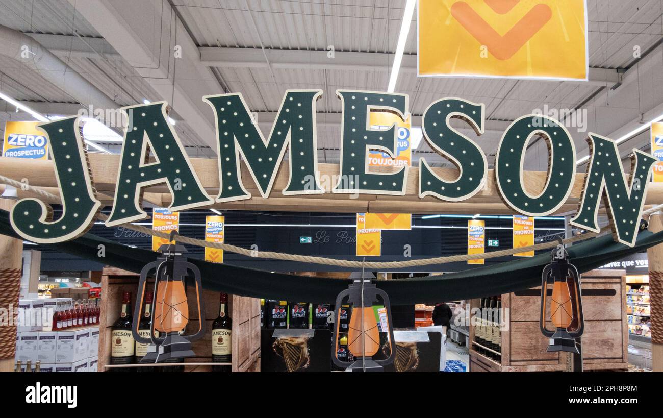 Bordeaux , Aquitaine France - 03 15 2023 : jameson irish whiskey segno di logo e testo del marchio sulla pubblicità in supermercato Foto Stock