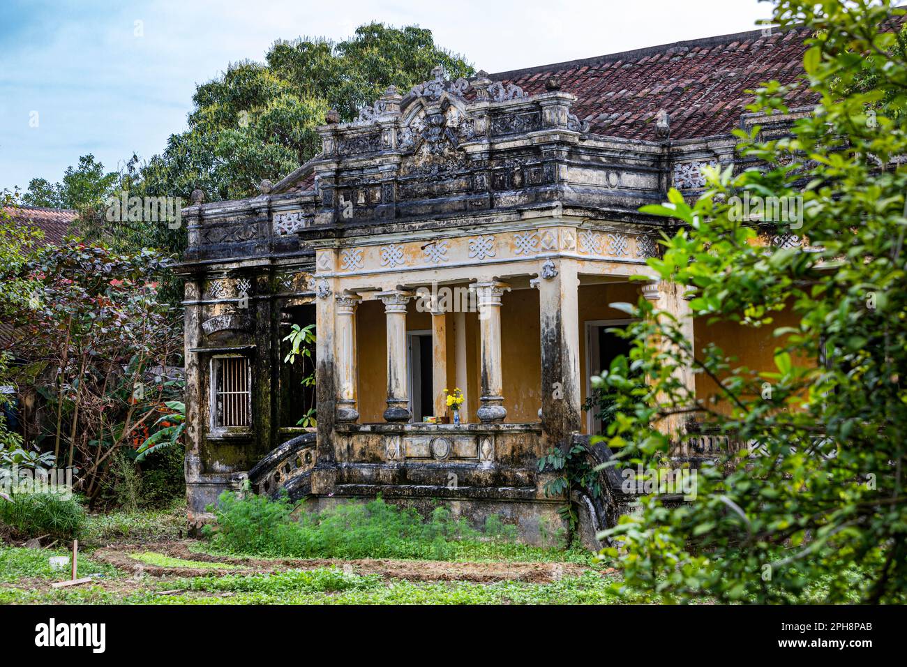 Una casa strana, sporca, grande vecchia a Hoi An, Vietnam Foto Stock