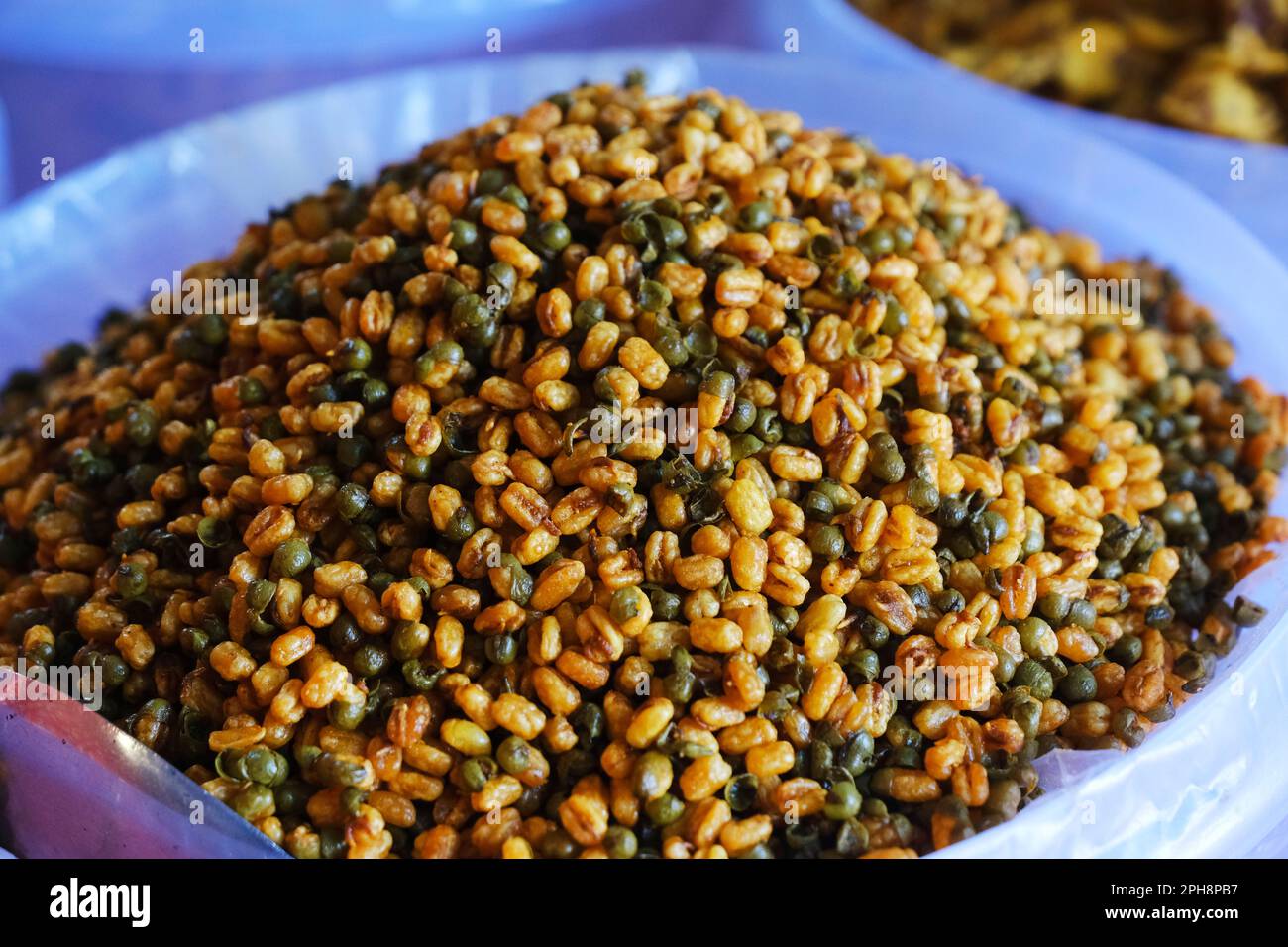 Farsan, spuntini in ciotole in vendita nel mercato indiano, piatto tradizionale indiano salato fritto fatto di grammo farina e mescolato con frutta secca. Foto Stock