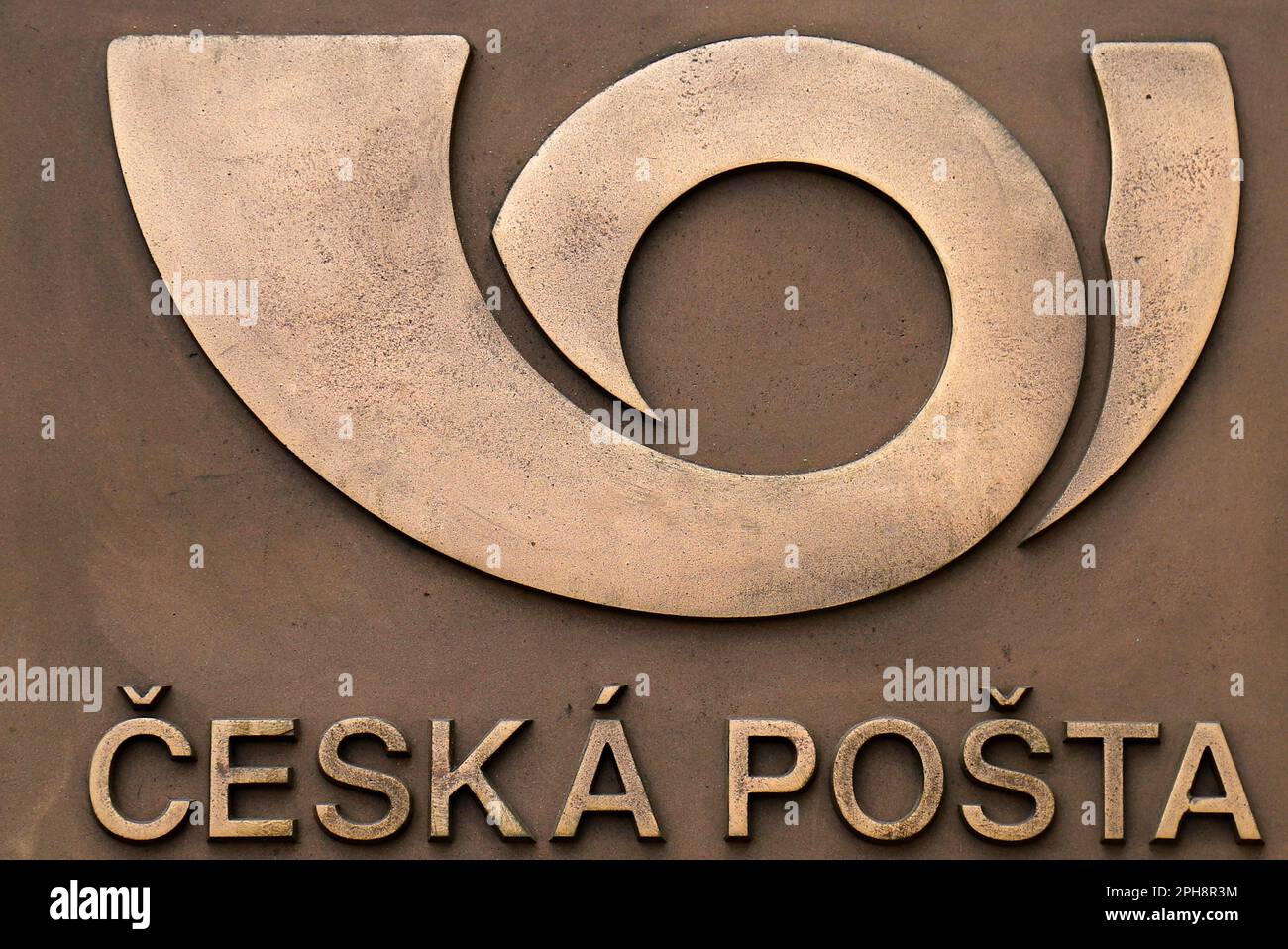 Un segno su piastra metallica, iscrizione in ceco - posta ceca, Cecoslovacco Commercial Bank, Postal Savings Bank.Postal logo, Repubblica Ceca, Castello di Praga Foto Stock