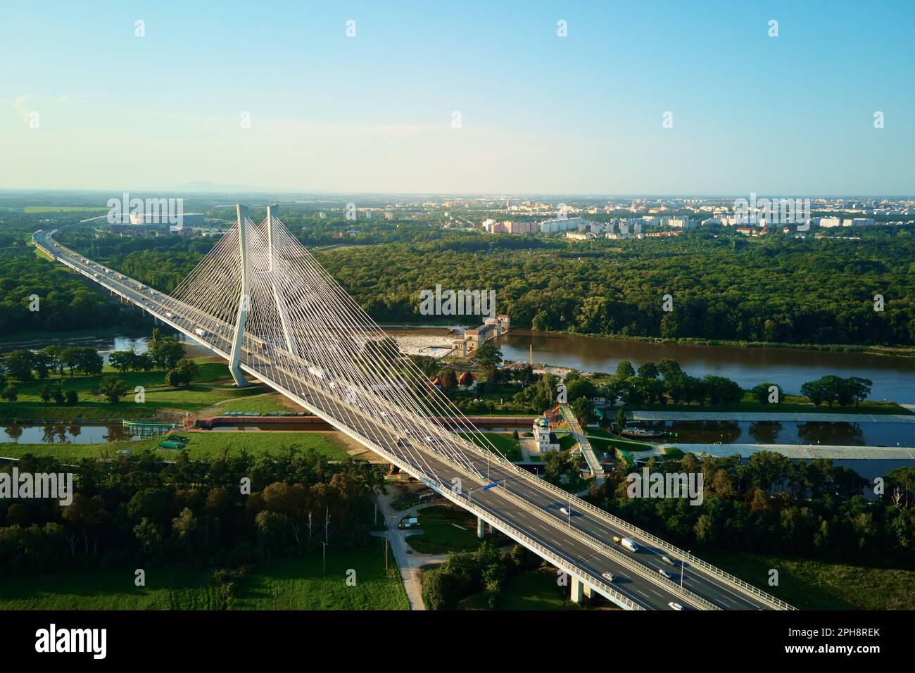 Vista aerea del ponte Redzinski sul fiume Odra nella città di Breslavia, Polonia. Grande ponte cavo rimasto con il traffico di auto in città europea, uccello occhio v Foto Stock
