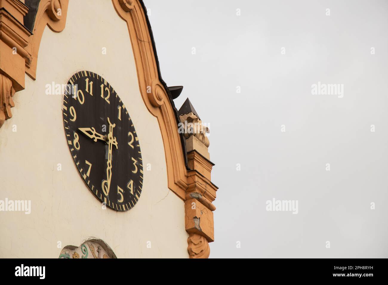 orologio della città sul vecchio edificio nella città di dnipro sulla piazza in ucraina sullo sfondo del cielo Foto Stock