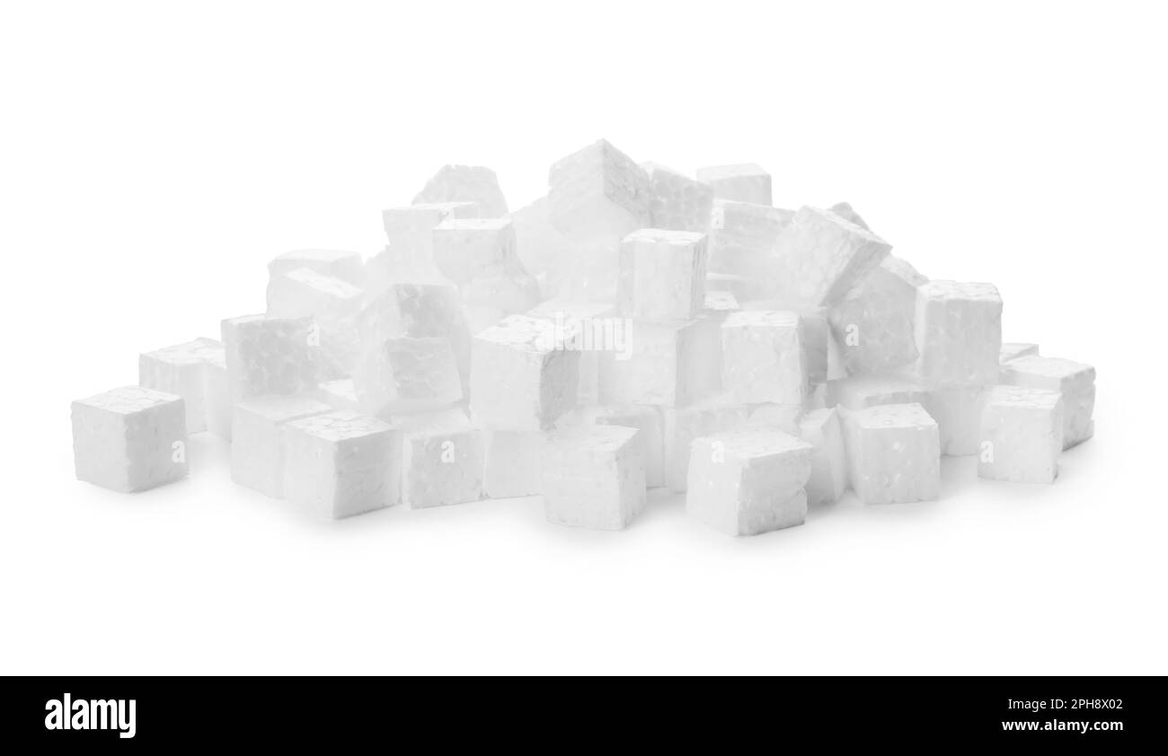 Pila di cubetti di polistirolo su fondo bianco Foto Stock