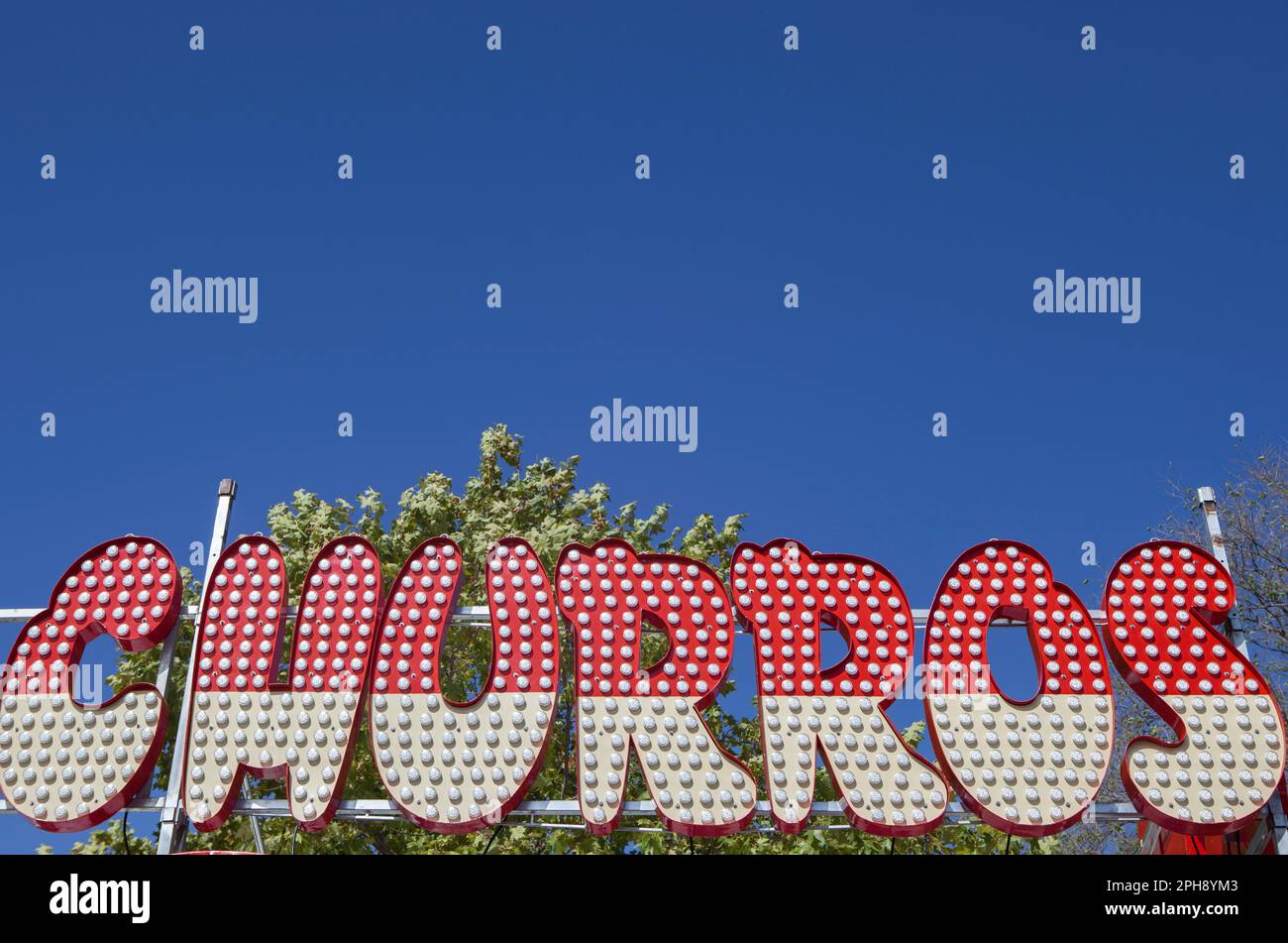 Churros fiera stand banner. Sfondo cielo blu Foto Stock