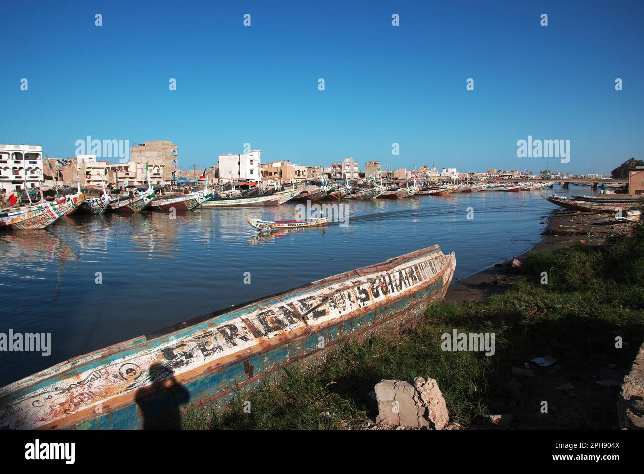 Barche nel porto di Saint-Louis, Senegal, Africa occidentale Foto Stock