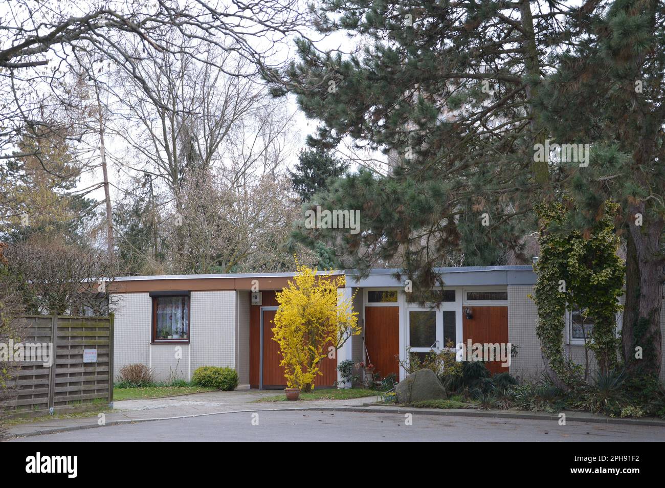 Berlino, Germania - 26 marzo 2023 - segni di primavera a Gropiusstadt. (Foto di Markku Rainer Peltonen) Foto Stock