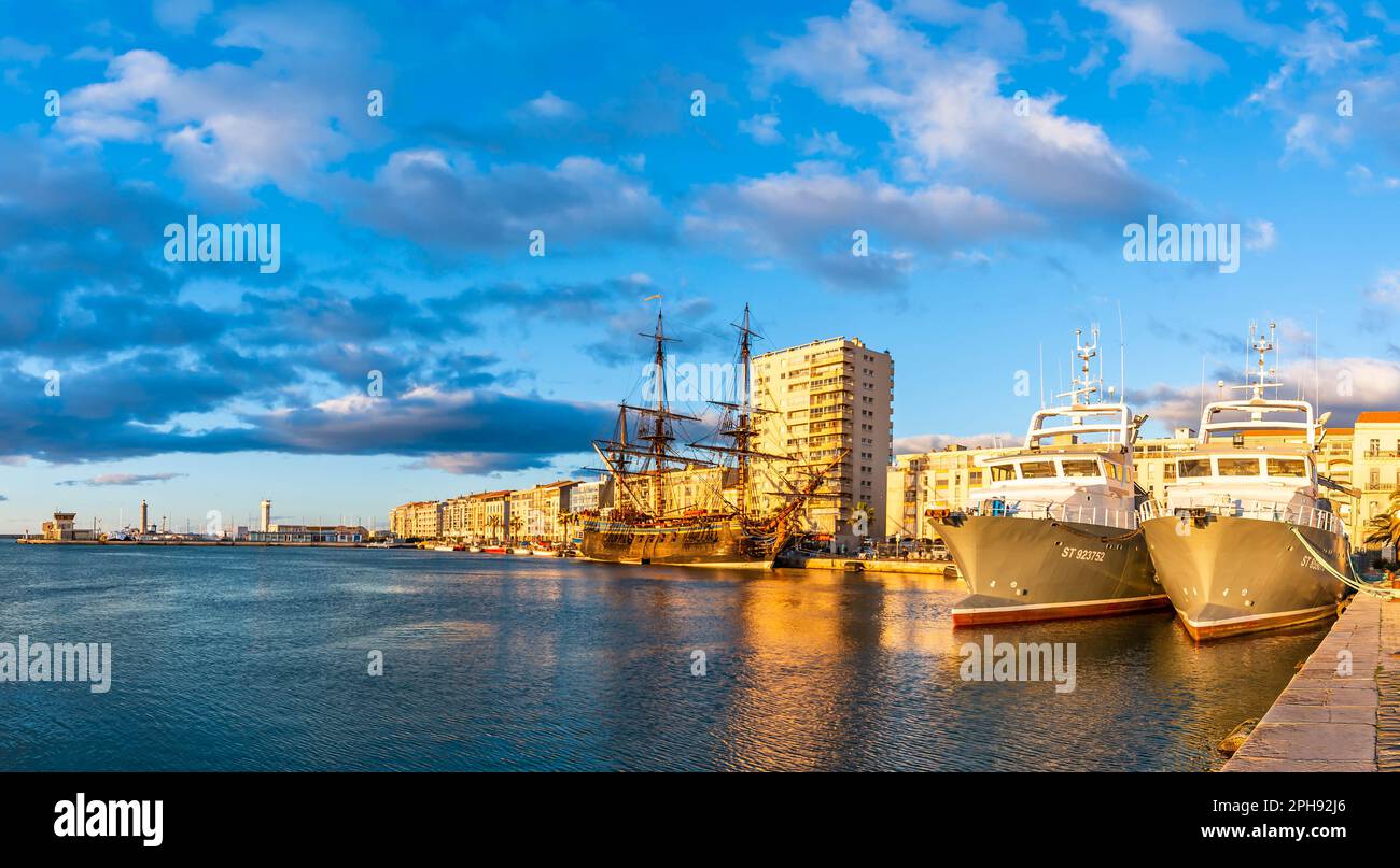 Panorama della banchina di Algeri a Sète, con le barche alla banchina, in Occitanie, Francia Foto Stock
