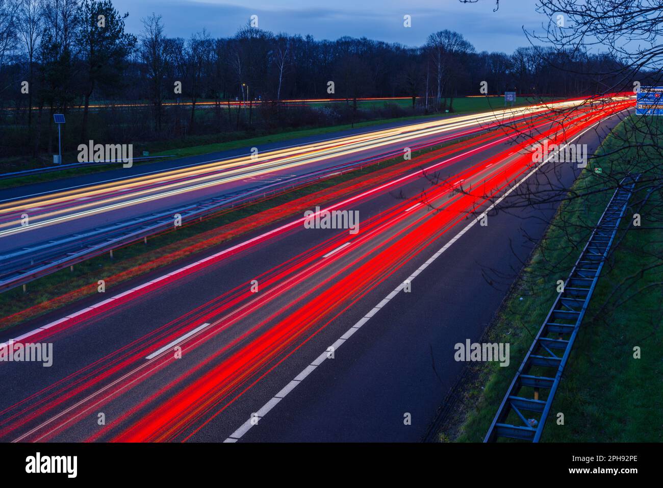 Lunga esposizione al traffico sull'autostrada E30 da Amsterdam a Berlino. Foto Stock