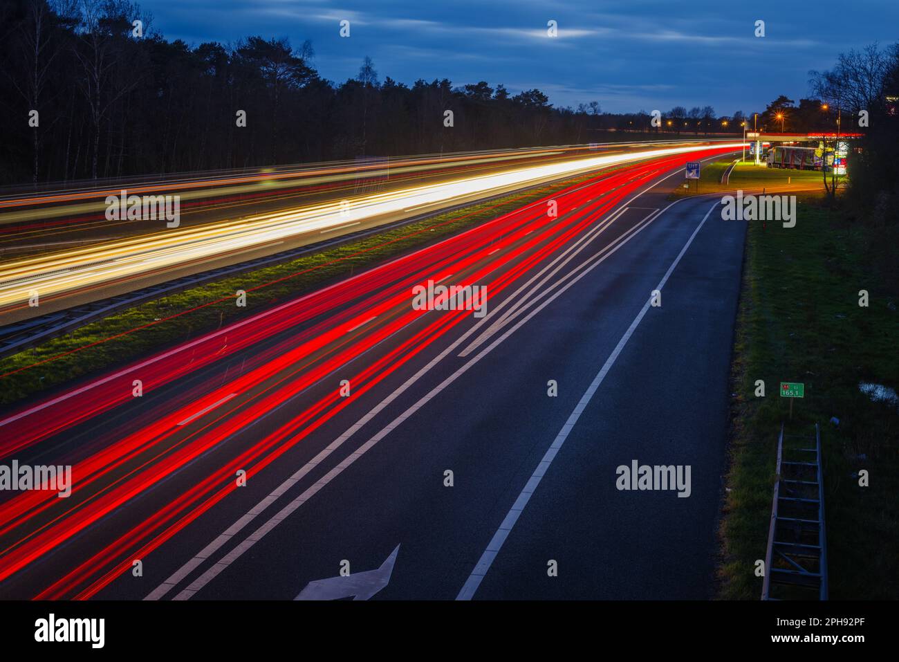OLDENZAAL, PAESI BASSI - 24 MARZO 2023: Lunga esposizione al traffico sull'autostrada E30 da Amsterdam a Berlino. Foto Stock