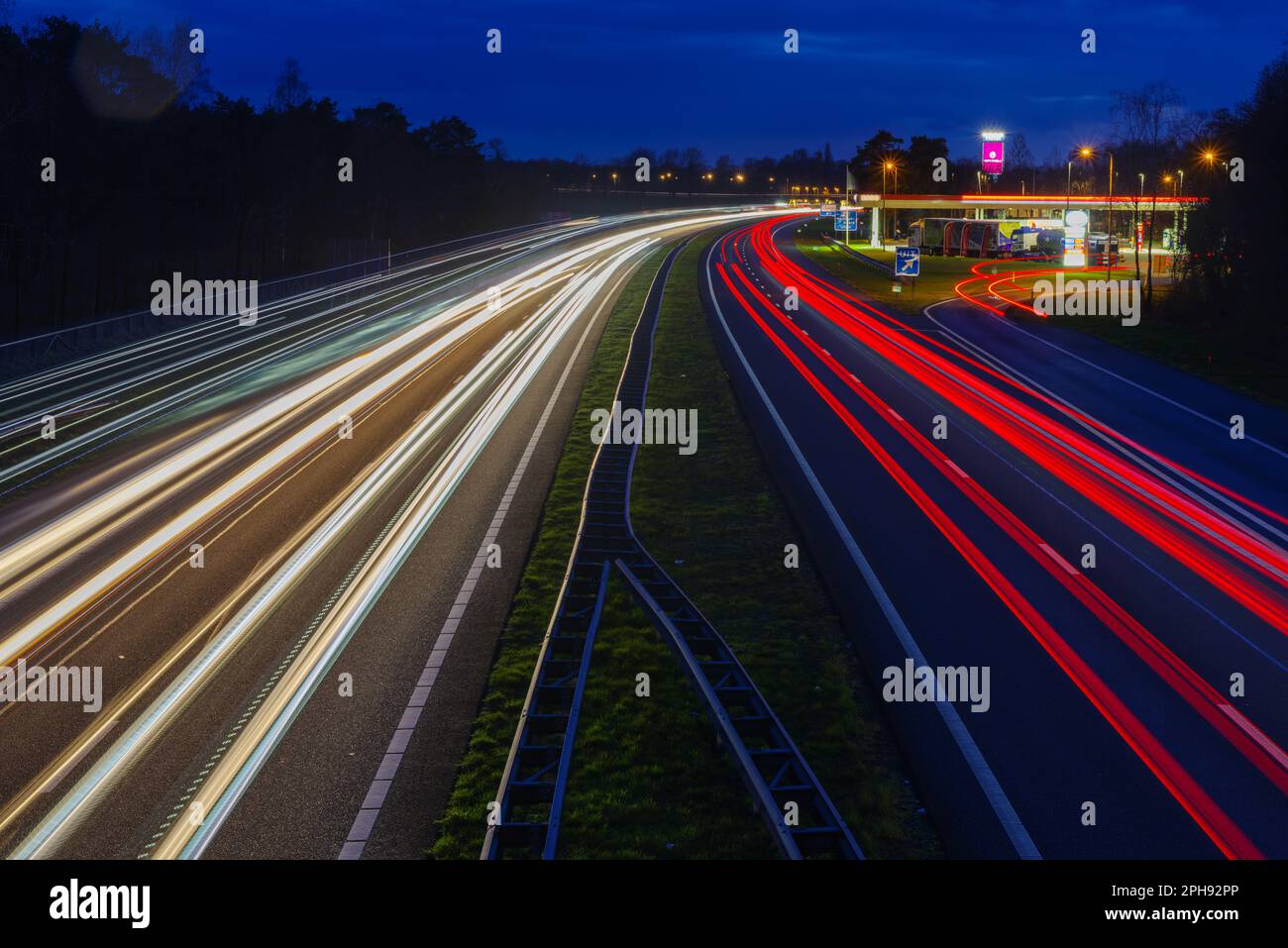 OLDENZAAL, PAESI BASSI - 24 MARZO 2023: Lunga esposizione al traffico sull'autostrada E30 da Amsterdam a Berlino. Foto Stock