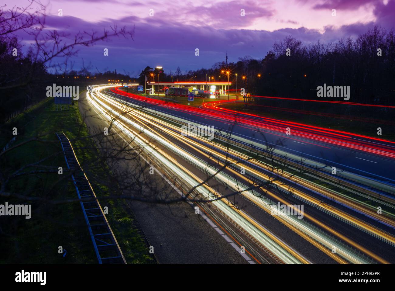 OLDENZAAL, PAESI BASSI - 24 MARZO 2023: Lunga esposizione al traffico sull'autostrada E30 da Amsterdam a Berlino. Foto Stock