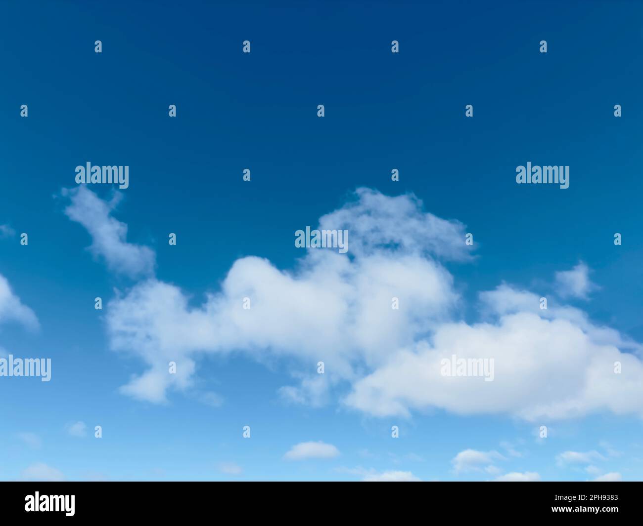 Cielo blu e nuvole bianche nel cielo Foto Stock