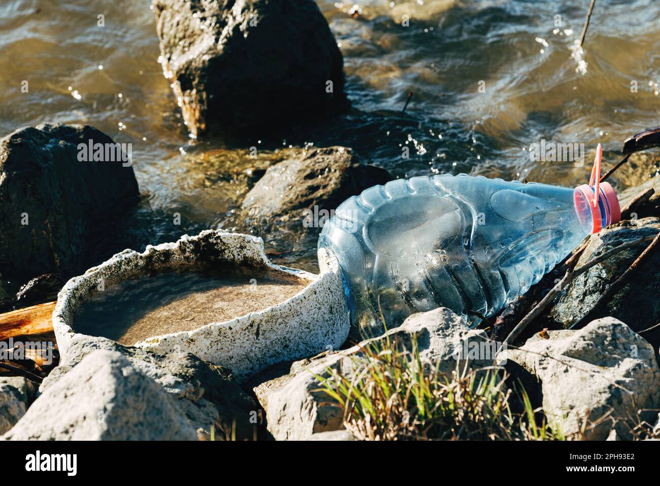Inquinamento dell'acqua fluviale come danno ambientale, bottiglie di plastica che sparpagliano l'acqua dolce, vista ad angolo alto Foto Stock