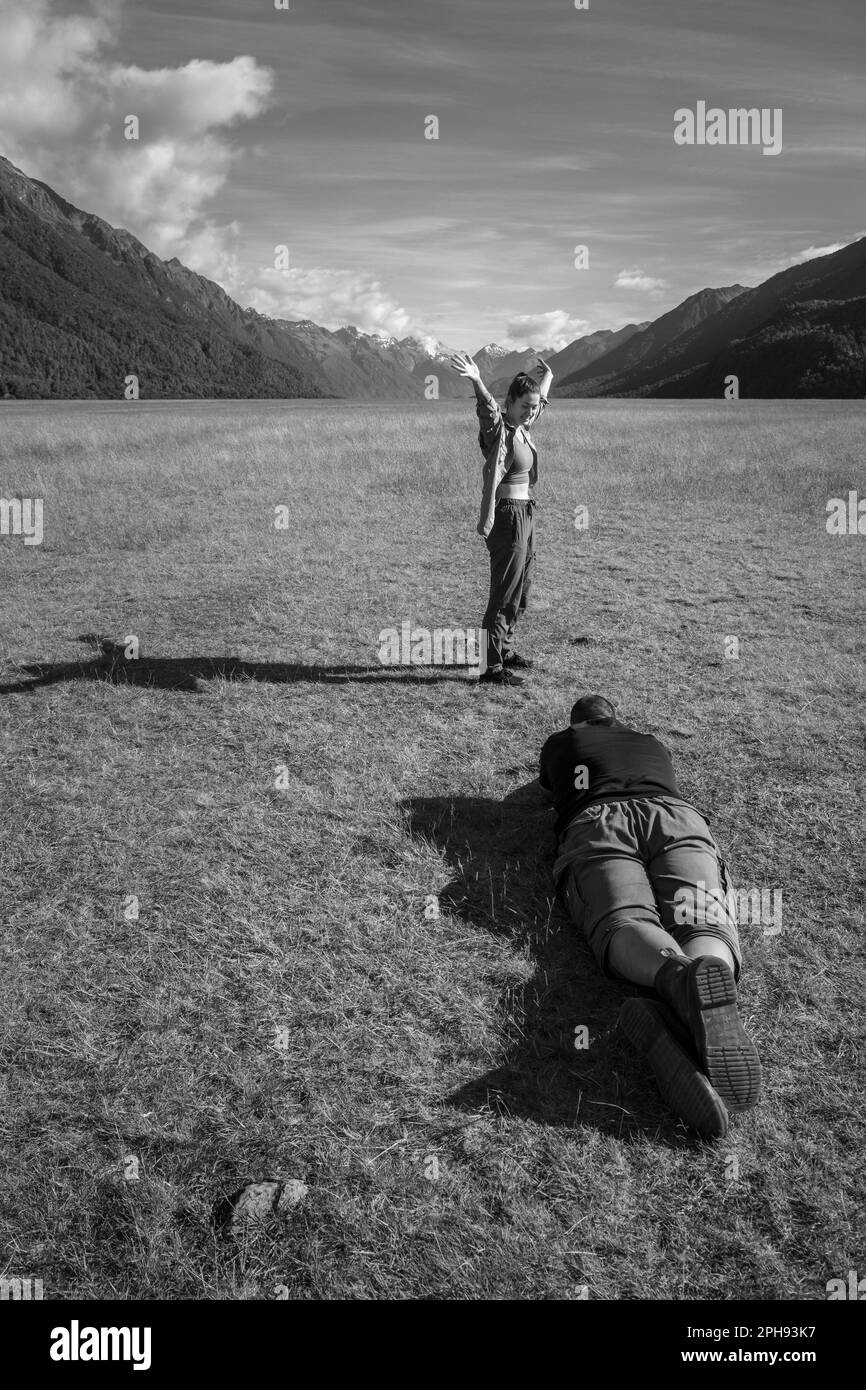 Turismo in posa per una fotografia a Eglinton Flats sulla strada per Milford Sound, Fiordland National Park, South Island, Nuova Zelanda Foto Stock