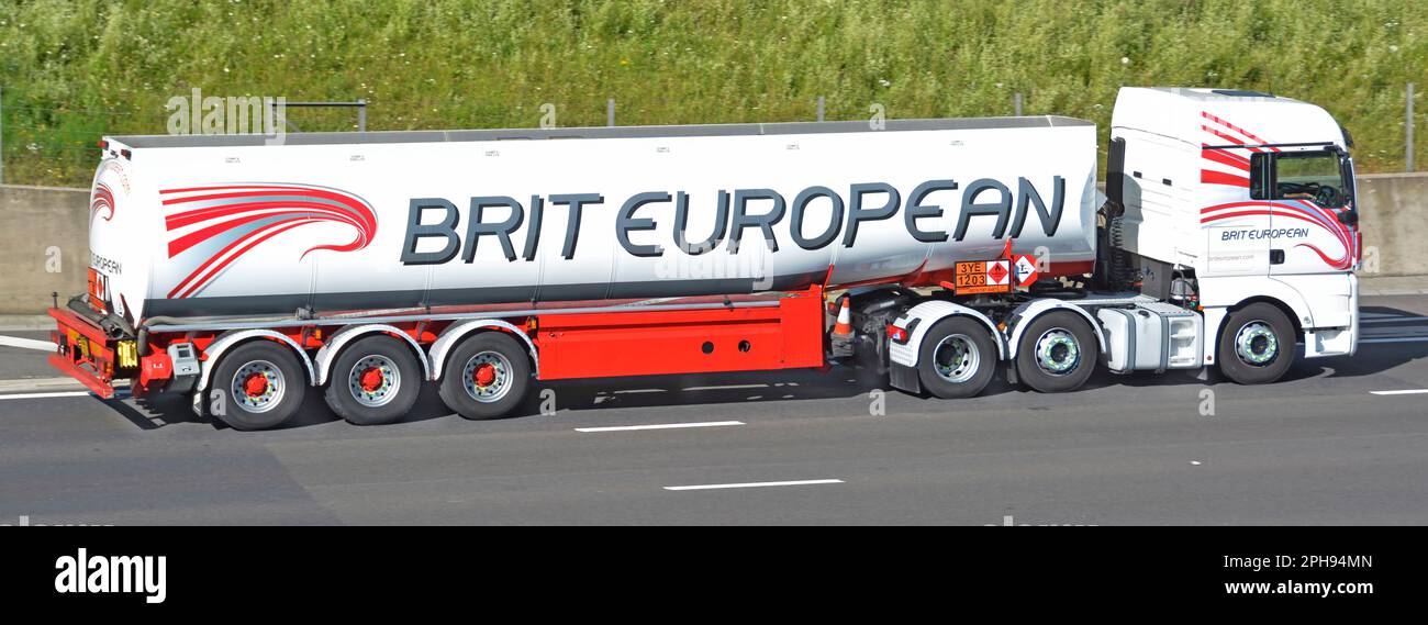 Brit driver europeo per la logistica specializzata business auto pubblicità vista laterale hgv camion e autocisterna rimorchio guida autostrada M25 strada Essex UK Foto Stock