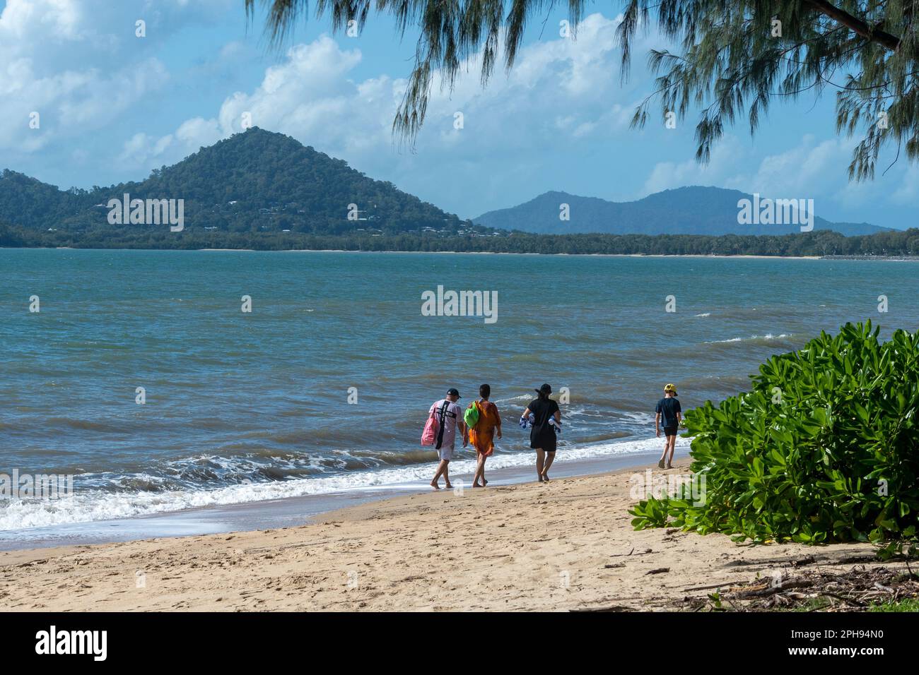 Gruppo di persone a piedi su Palm Cove Beach, Cairns Northern Beaches, far North Queensland, FNQ, QLD, Australia Foto Stock