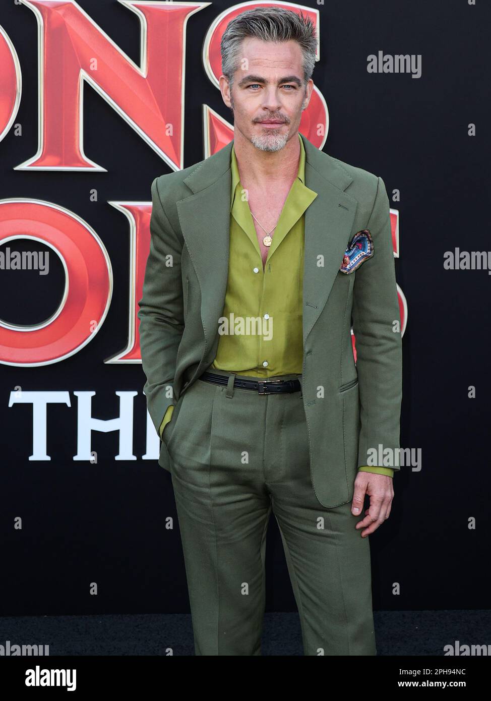 WESTWOOD, LOS ANGELES, CALIFORNIA, USA - 26 MARZO: L'attore americano Chris Pine arriva alla Los Angeles Premiere of Paramount Pictures e il "Dungeons & Dragons: Honor Among Thieves" di eOne, tenutosi presso il Regency Village Theatre il 26 marzo 2023 a Westwood, Los Angeles, California, Stati Uniti. (Foto di Xavier Collin/Image Press Agency) Foto Stock