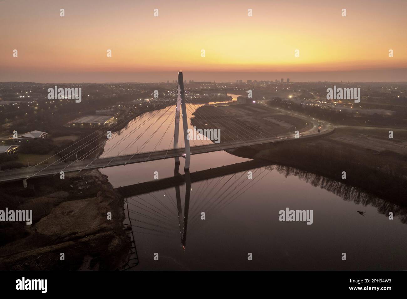 Eleaved drone phot di Northern spire Bridge, Sunderland all'alba Foto Stock