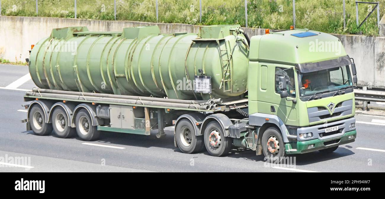 Prodotto non pericoloso trasportato in autocisterna articolata verde oliva non marcata e autocarro storico Foden hgv che guida su autostrada M25 UK Foto Stock