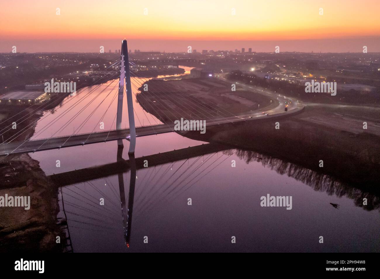 Immagine del drone di Sunderland, il ponte settentrionale della guglia, in una spettacolare prealba Foto Stock