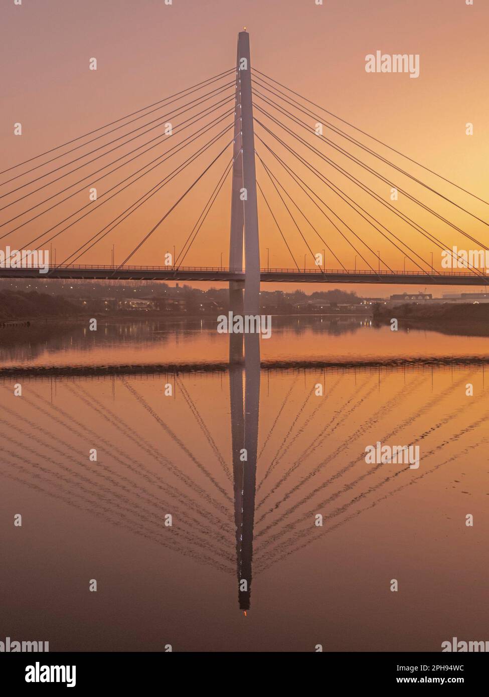 Fuco del Northern spire Bridge all'alba da lontano con bellissimi riflessi Foto Stock