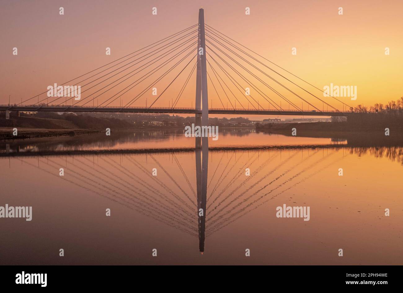 Fuco del Northern spire Bridge all'alba da lontano con bellissimi riflessi Foto Stock