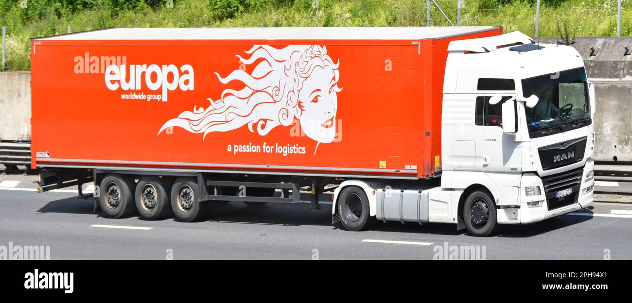 Vista laterale anteriore europa strada europea trasporto merci business rimorchio & nome pubblicità grafica su un uomo bianco hgv camion M25 autostrada Essex Inghilterra UK Foto Stock