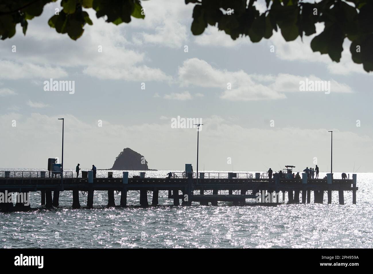 Silhouette del molo e pescatori a Palm Cove, Cairns Northern Beaches, far North Queensland, FNQ, QLD, Australia Foto Stock