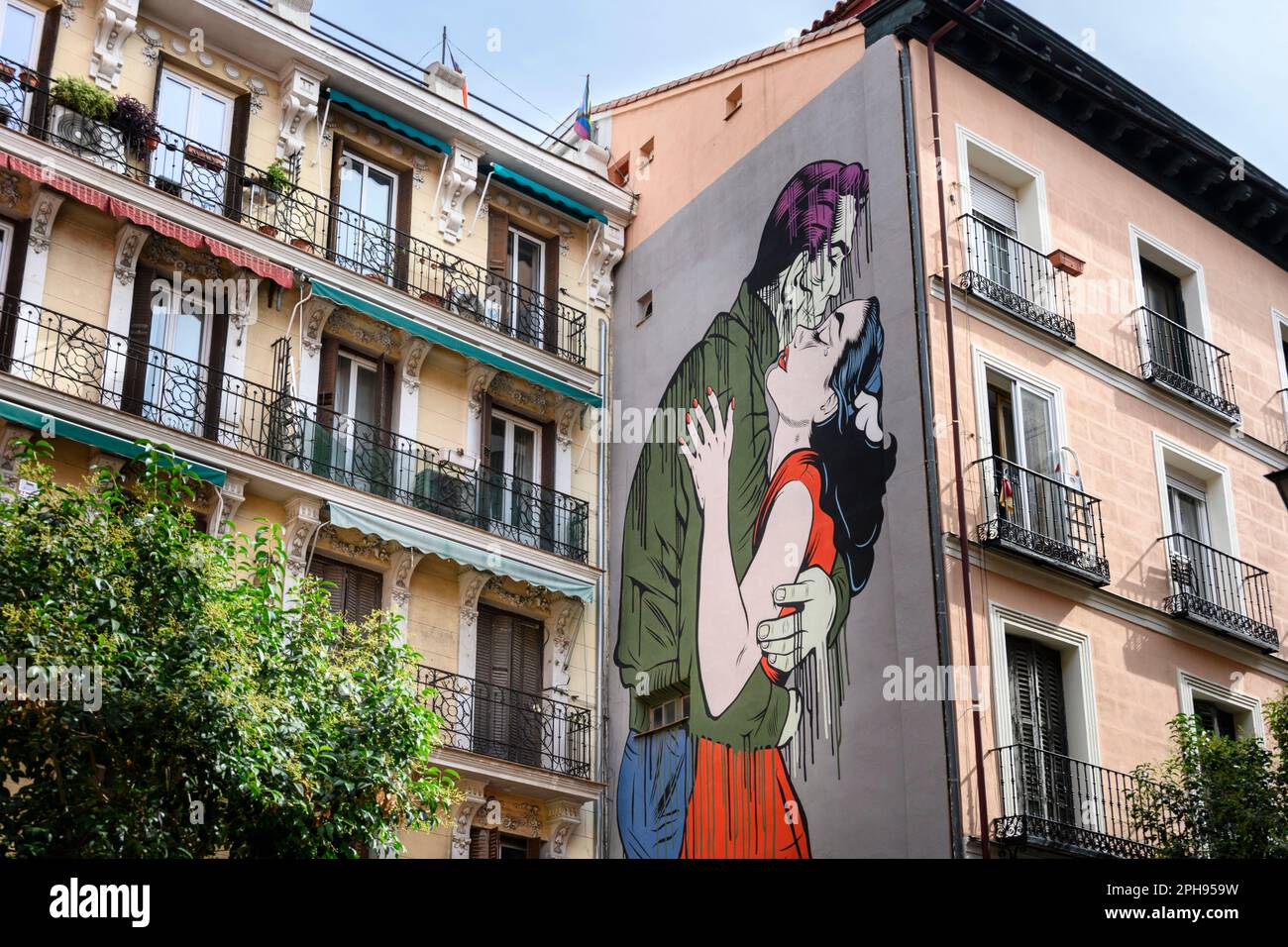 Murale chiamato Run Away dall'artista D*face su un edificio nella Calle de Embajadores, nel quartiere multiculturale di Embajadores, nel centro di Madrid, Spagna Foto Stock