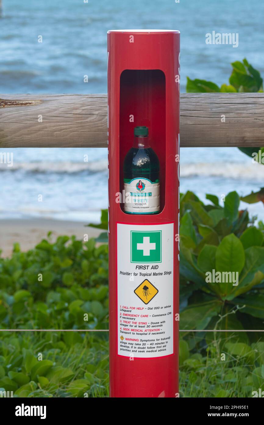 Aceto utilizzato come primo soccorso per le stingers o le meduse marine, Palm Cove, Cairns Northern Beaches, far North Queensland, FNQ, QLD, Australia Foto Stock