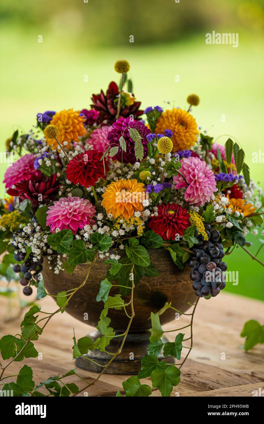 Magnifica ciotola con fiori colorati Foto Stock
