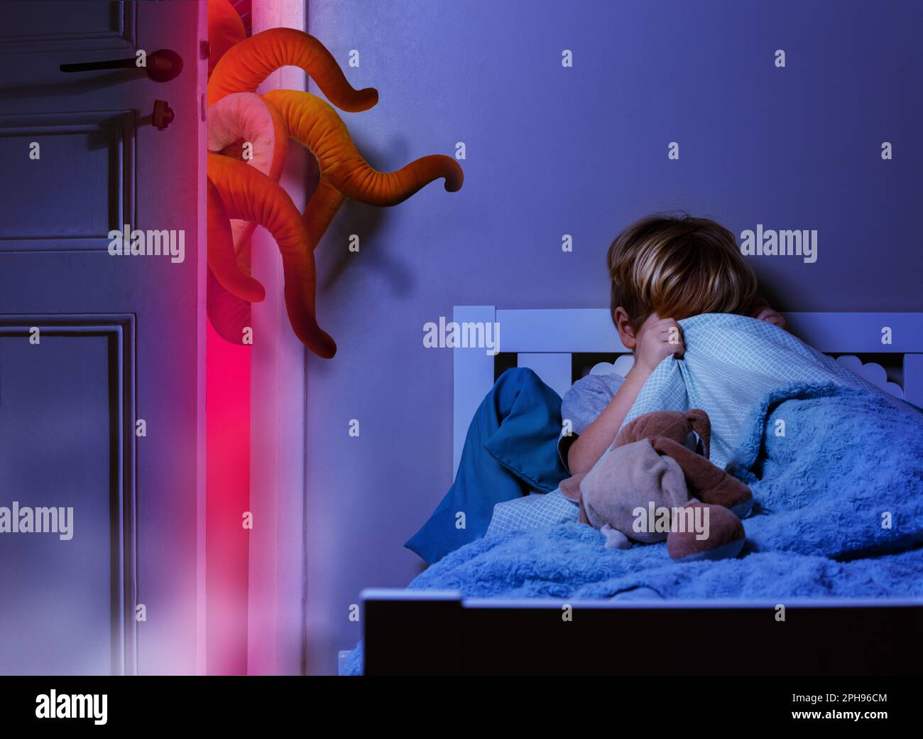Ragazzo in camera da letto si nasconde sotto coperta da nightdream mostro  Foto stock - Alamy
