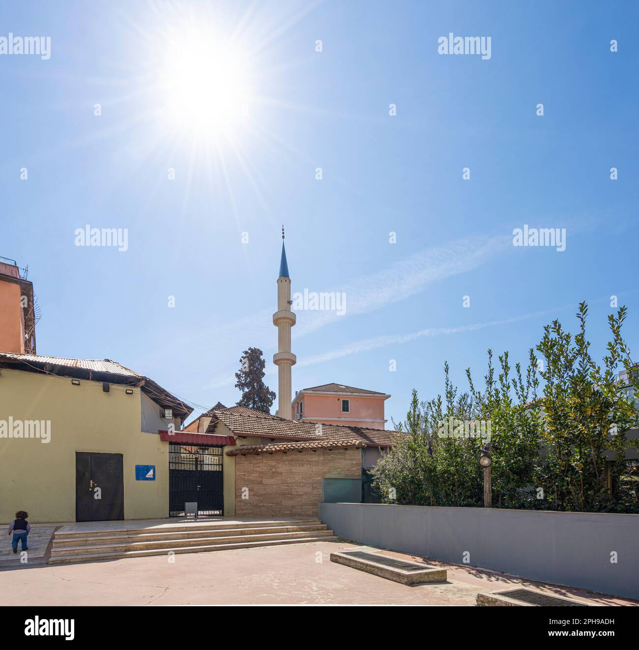 Tirana, Albania. Marzo 2023. Vista esterna della Moschea di Kokonozi nel centro della città Foto Stock