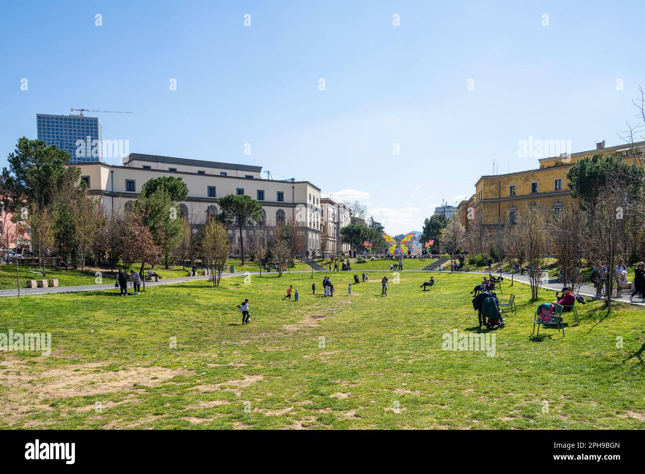 Tirana, Albania. Marzo 2023. I bambini giocano in una giornata di sole in Europa parco nel centro della città Foto Stock