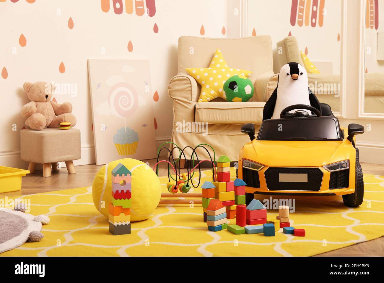 Auto elettrica per bambini e altri giocattoli in sala giochi Foto Stock