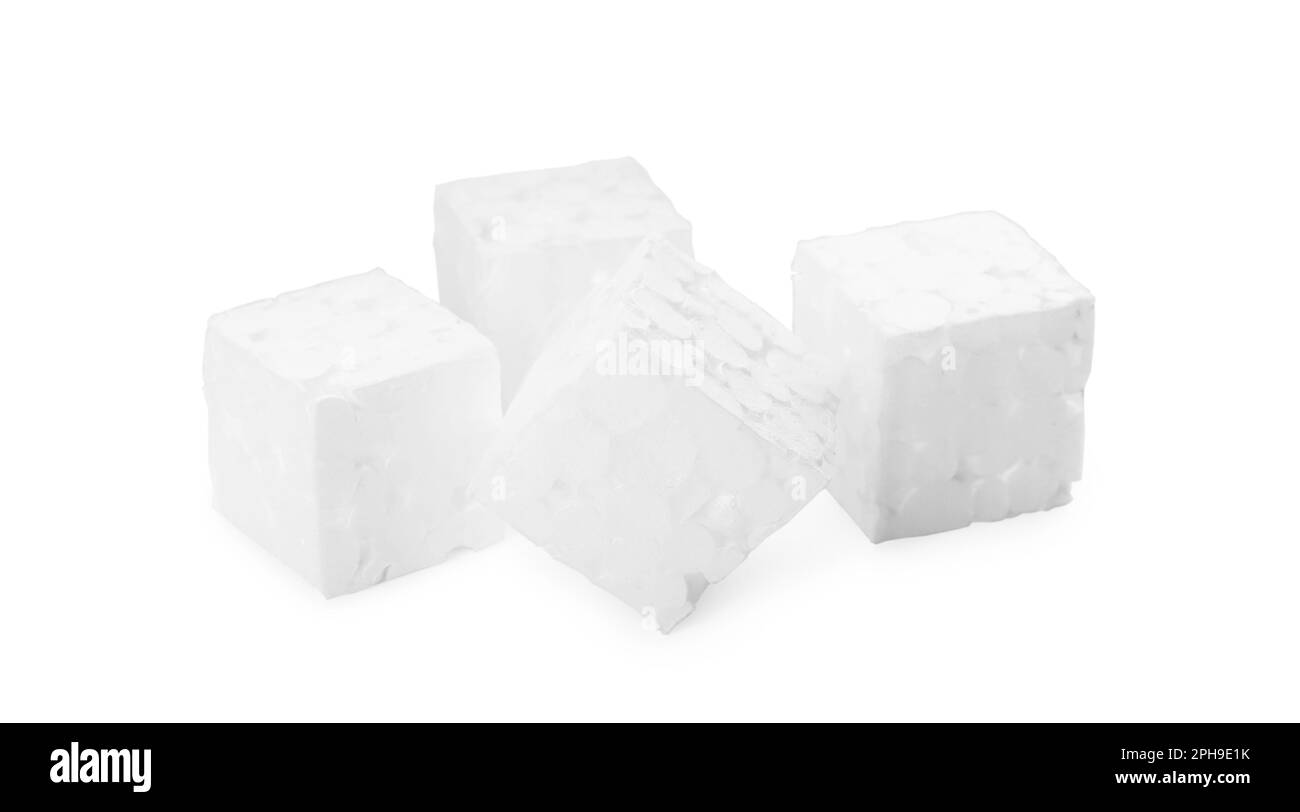 Molti piccoli cubetti di polistirolo su sfondo bianco Foto Stock