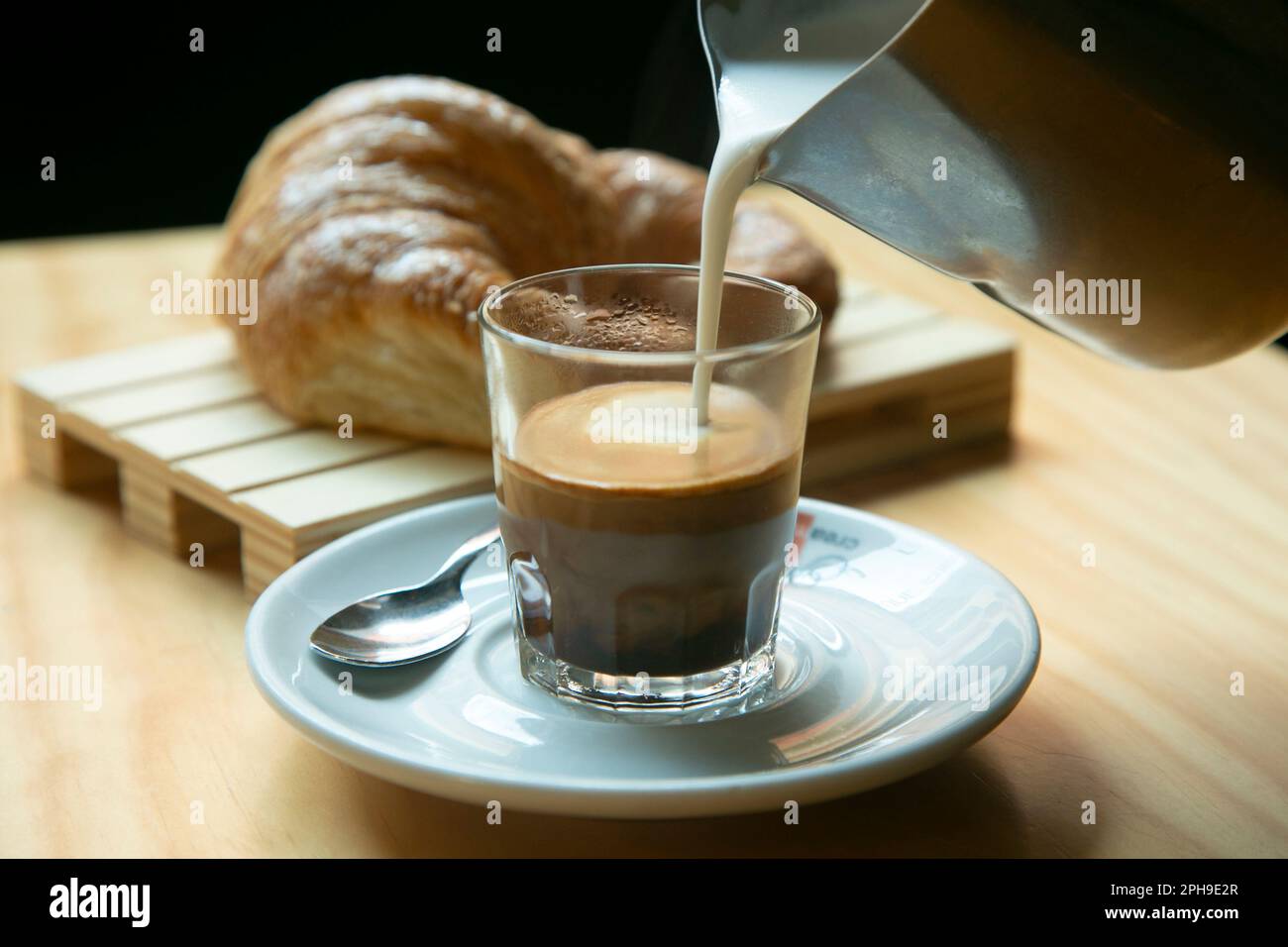 Il barista prepara un delizioso caffè biologico. Caffè piatto bianco o cortado. Foto Stock