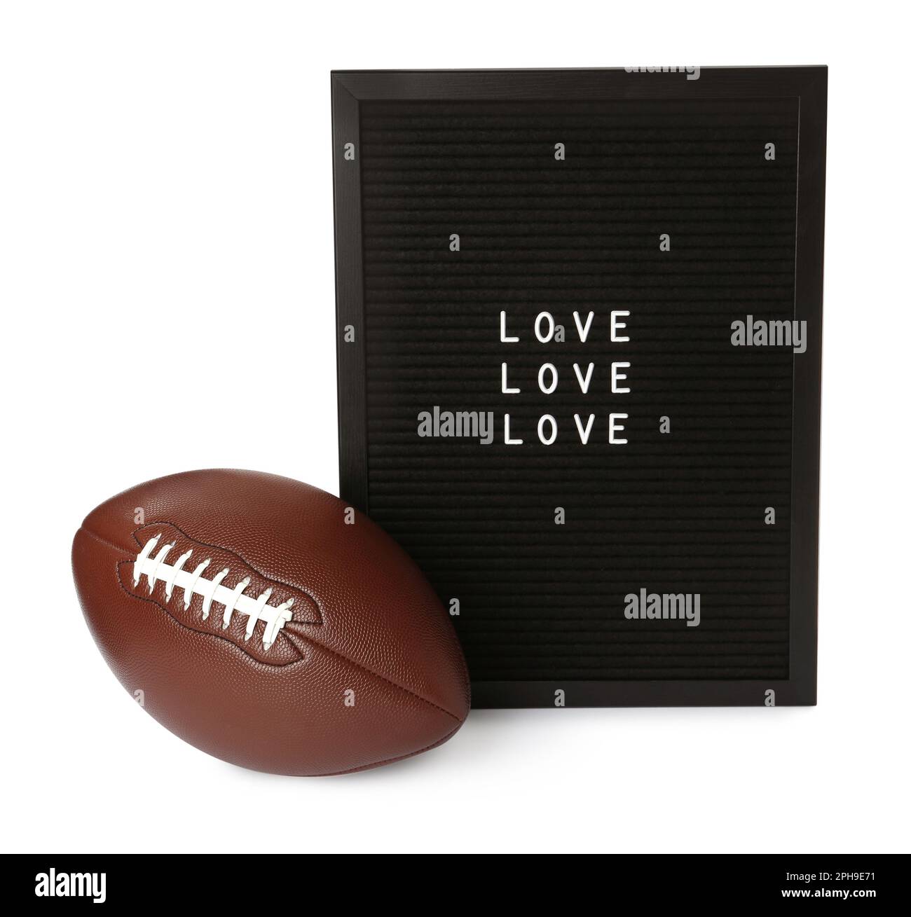 Palla di calcio americana e letter board con parole Amore su sfondo bianco Foto Stock