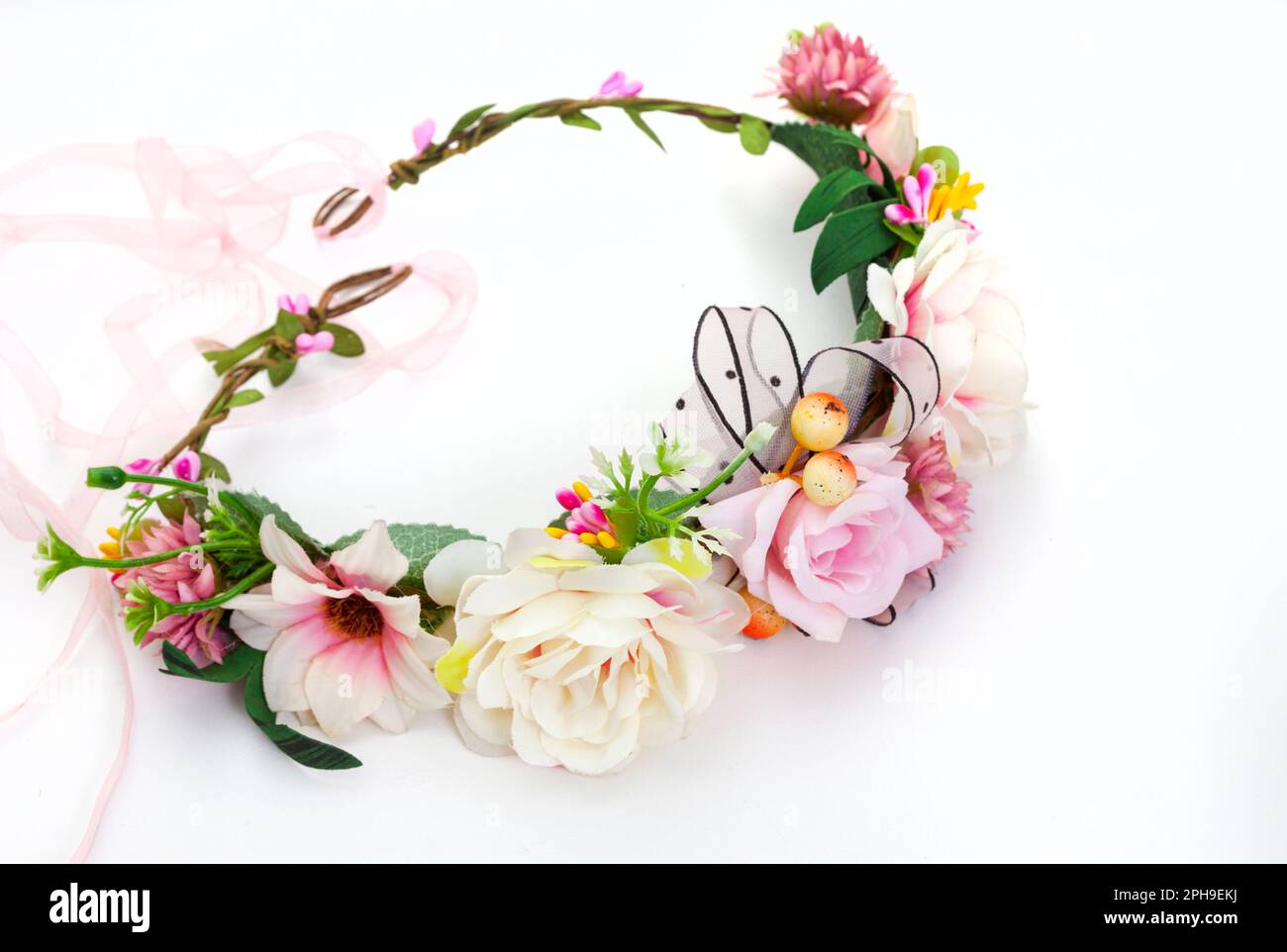 fiore corona o testa corona di fiori su bianco Foto Stock