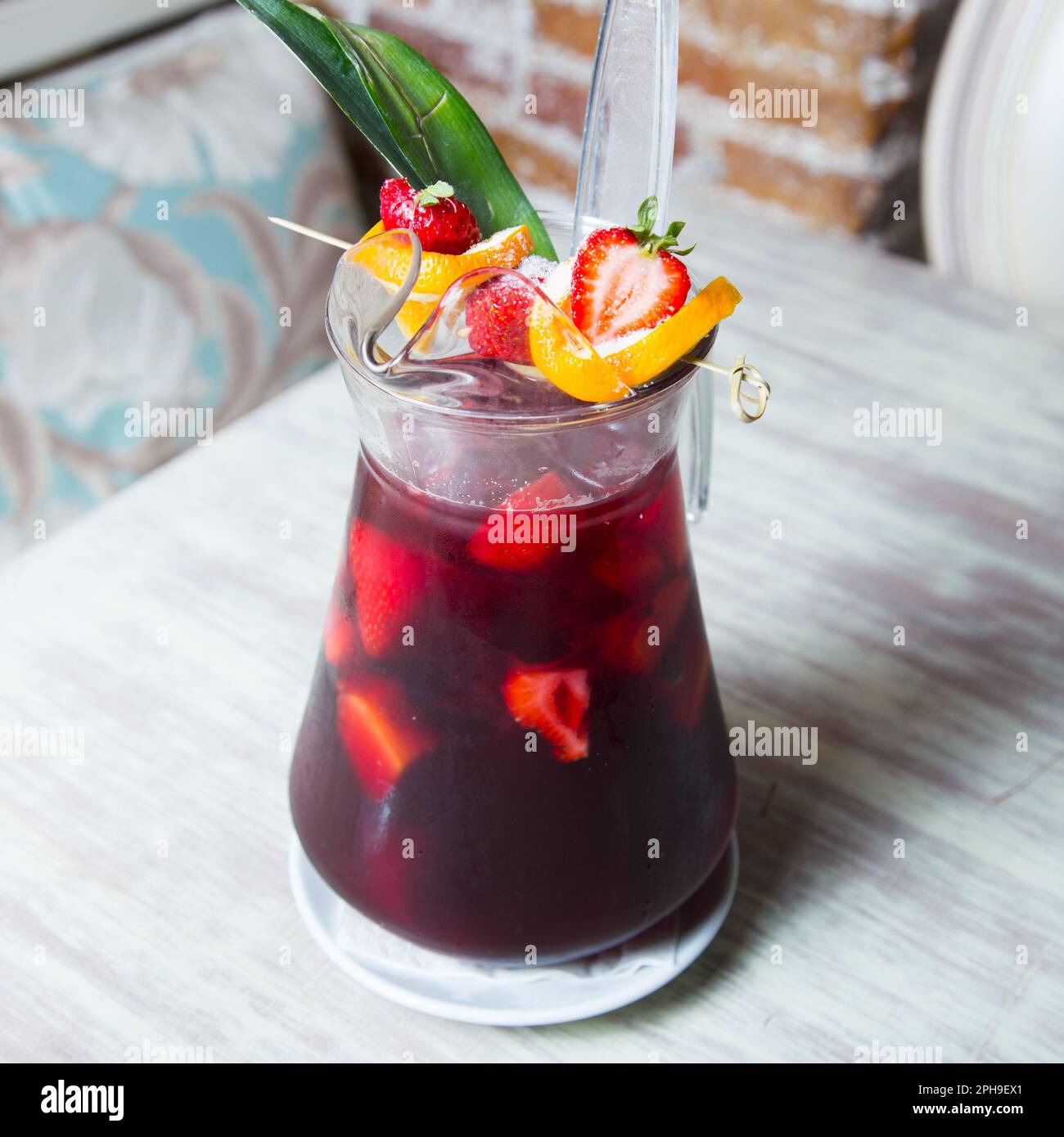 La sangria è una bevanda alcolica preparata originaria della Spagna e del Portogallo. Anche se ci sono molte ricette, è generalmente costituito da vino, pezzi o Foto Stock