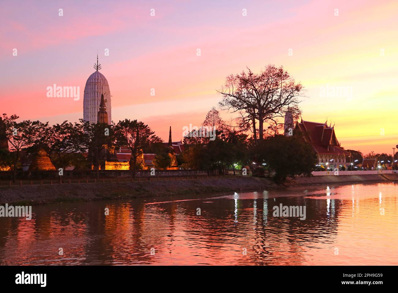 Fantastica vista dell'antico tempio buddista di Wat Phutthaisawa al tramonto, Ayutthaya Historical Park, Thailandia Foto Stock