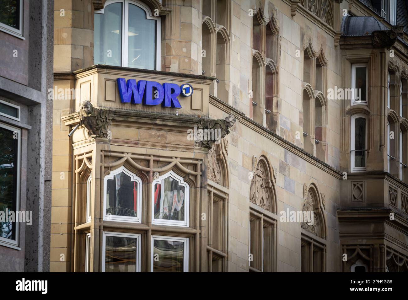 Immagine di un cartello con il logo di MDR 3 a Colonia, Germania. Westdeutscher Rundfunk Köln è un'istituzione tedesca di radiodiffusione pubblica con sede nella Fed Foto Stock