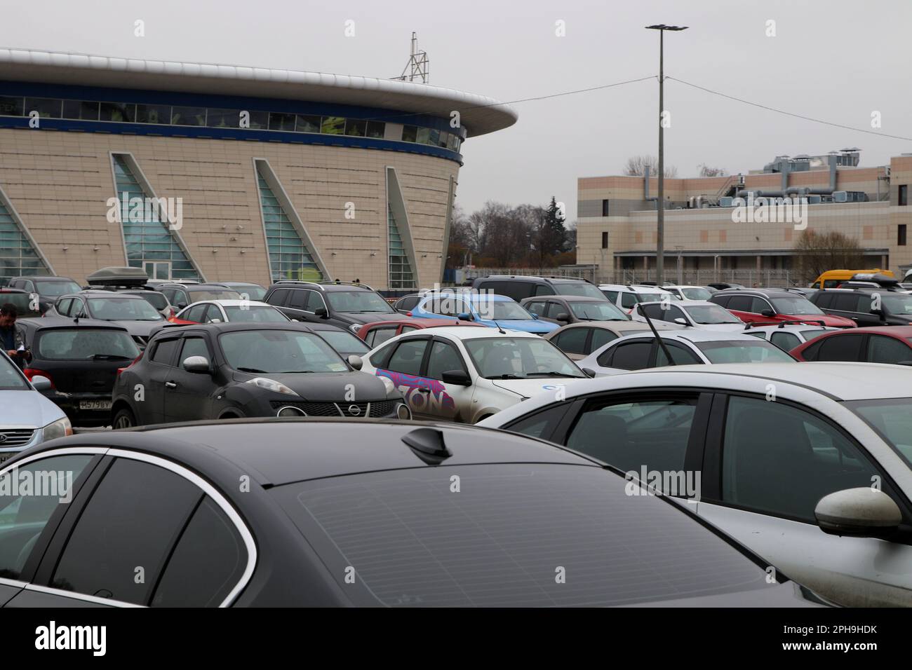 San Pietroburgo, Russia. 26th Mar, 2023. Parcheggio auto vicino alla Sibur Arena a San Pietroburgo. Credit: SOPA Images Limited/Alamy Live News Foto Stock