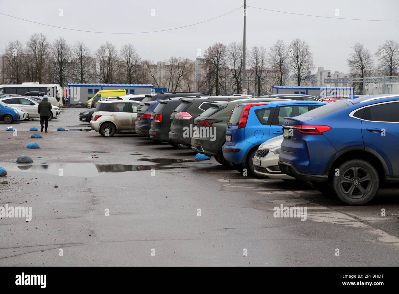 San Pietroburgo, Russia. 26th Mar, 2023. Parcheggio auto vicino alla Sibur Arena a San Pietroburgo. Credit: SOPA Images Limited/Alamy Live News Foto Stock