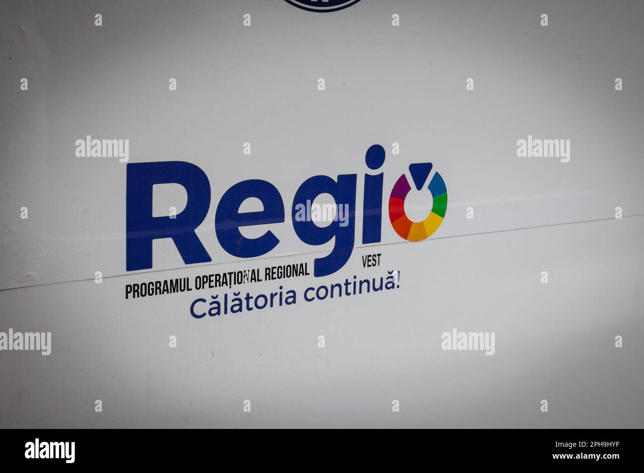 Immagine di un segno con il logo di Regio Programul Operational Regional su un segno in baile Herculane, Romania. Il programma operativo regionale ( por Foto Stock