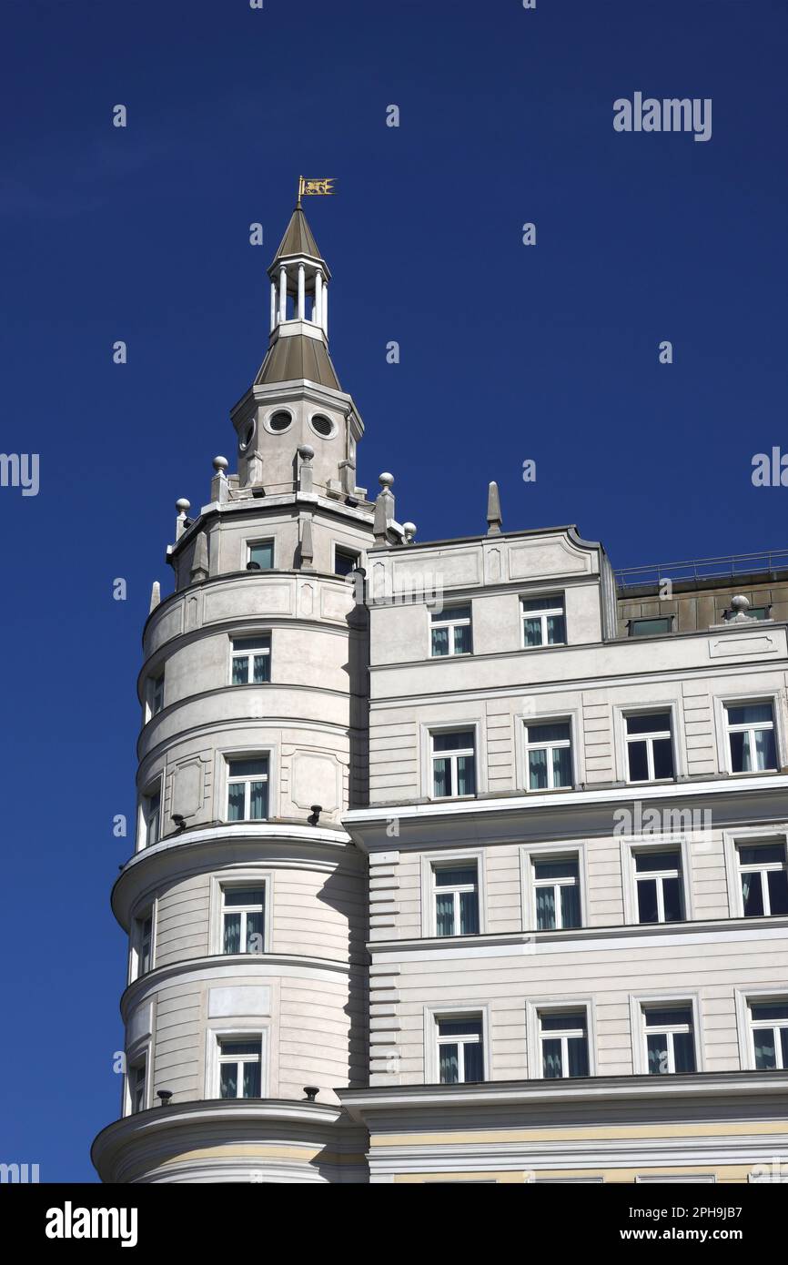 Parte superiore del Radisson Collection Hotel a Mosca Russia sotto cielo limpido e senza nuvole Foto Stock