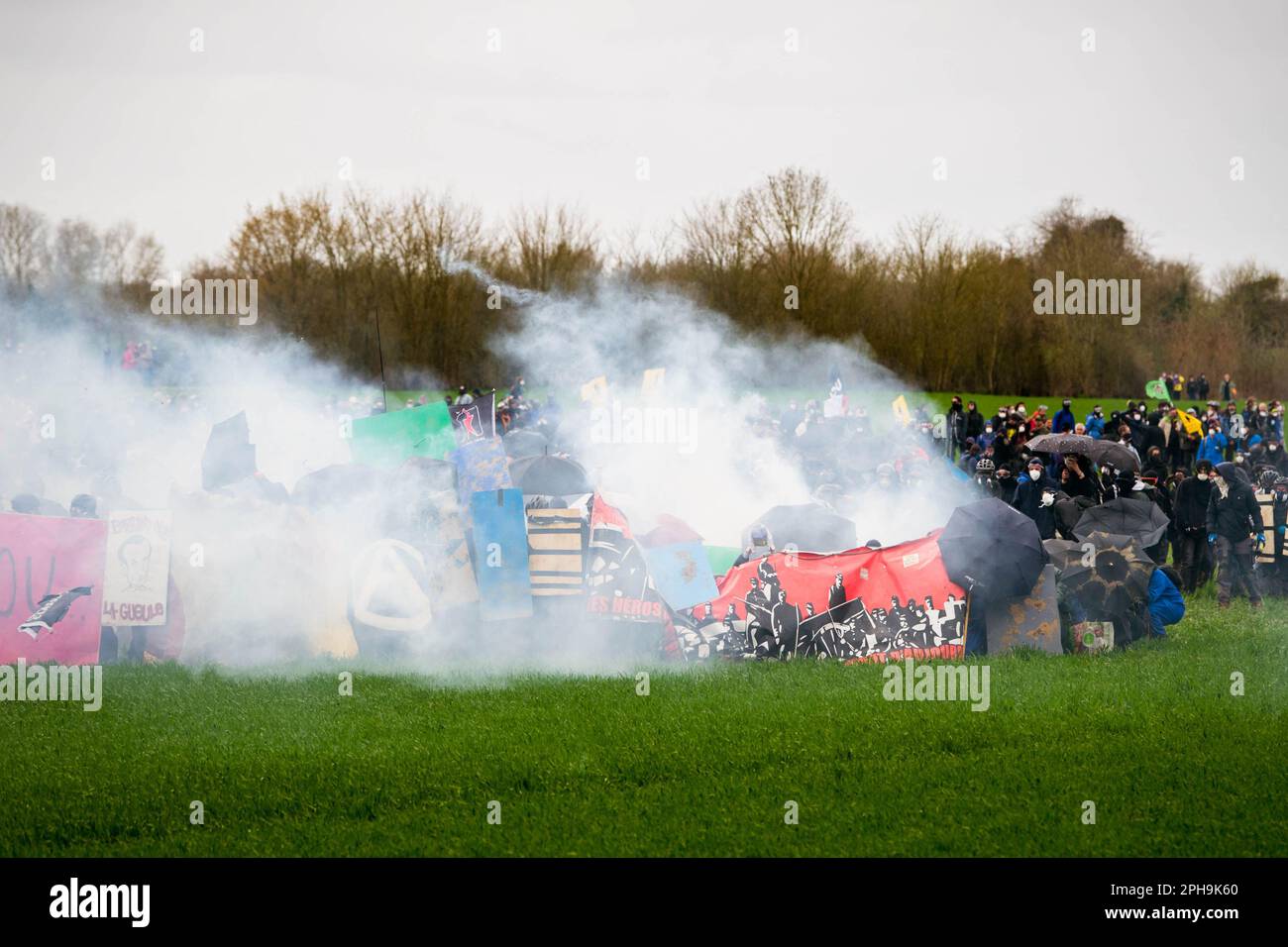 Sainte Soline, Francia. 25th Mar, 2023. Violenta protesta contro il progetto Mega Basins. I mougements ecologici hanno stabilito un week-end di protesta e discussioni contro il progetto di governo per costruire enormi bacini fatti per scaricare la tavola di acqua sotterranea. Secondo tali organizzazioni, metterebbe a repentaglio la biodiversità nelle paludi e nei fiumi della regione, a vantaggio esclusivo di decine di agricoltori. Sainte Soline, Francia il 25 marzo 2023. Foto Arnault Serriere/ABACAPRESS.COM Credit: Abaca Press/Alamy Live News Foto Stock