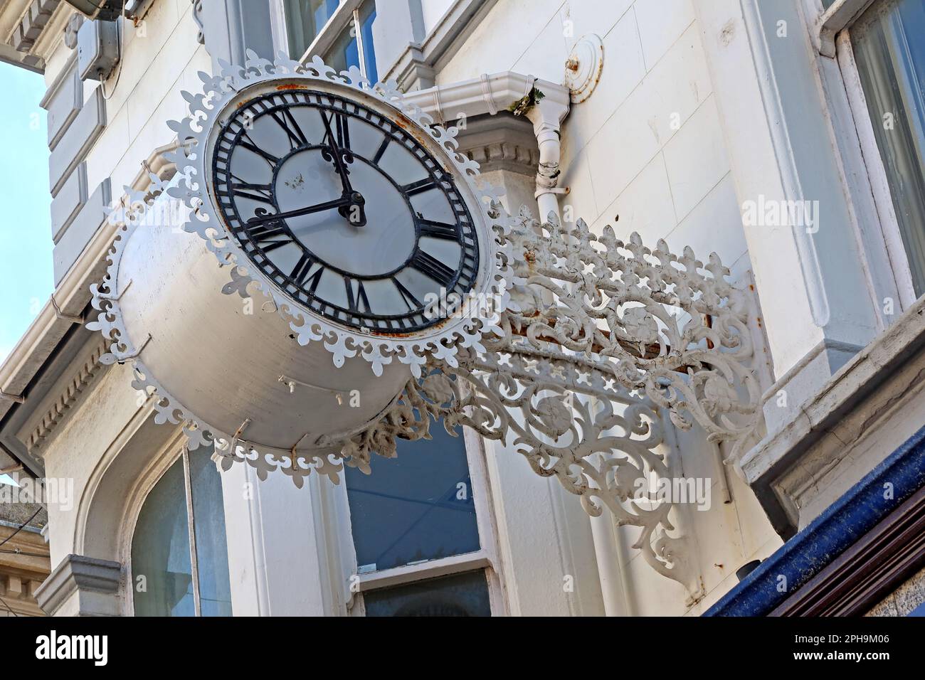 Orologio ornato di 1860 a vecchio edificio della banca, ora una filiale Halifax HBOS a 86 Mostyn St, Llandudno, Conwy, Galles del Nord, Regno Unito, LL30 2SB Foto Stock