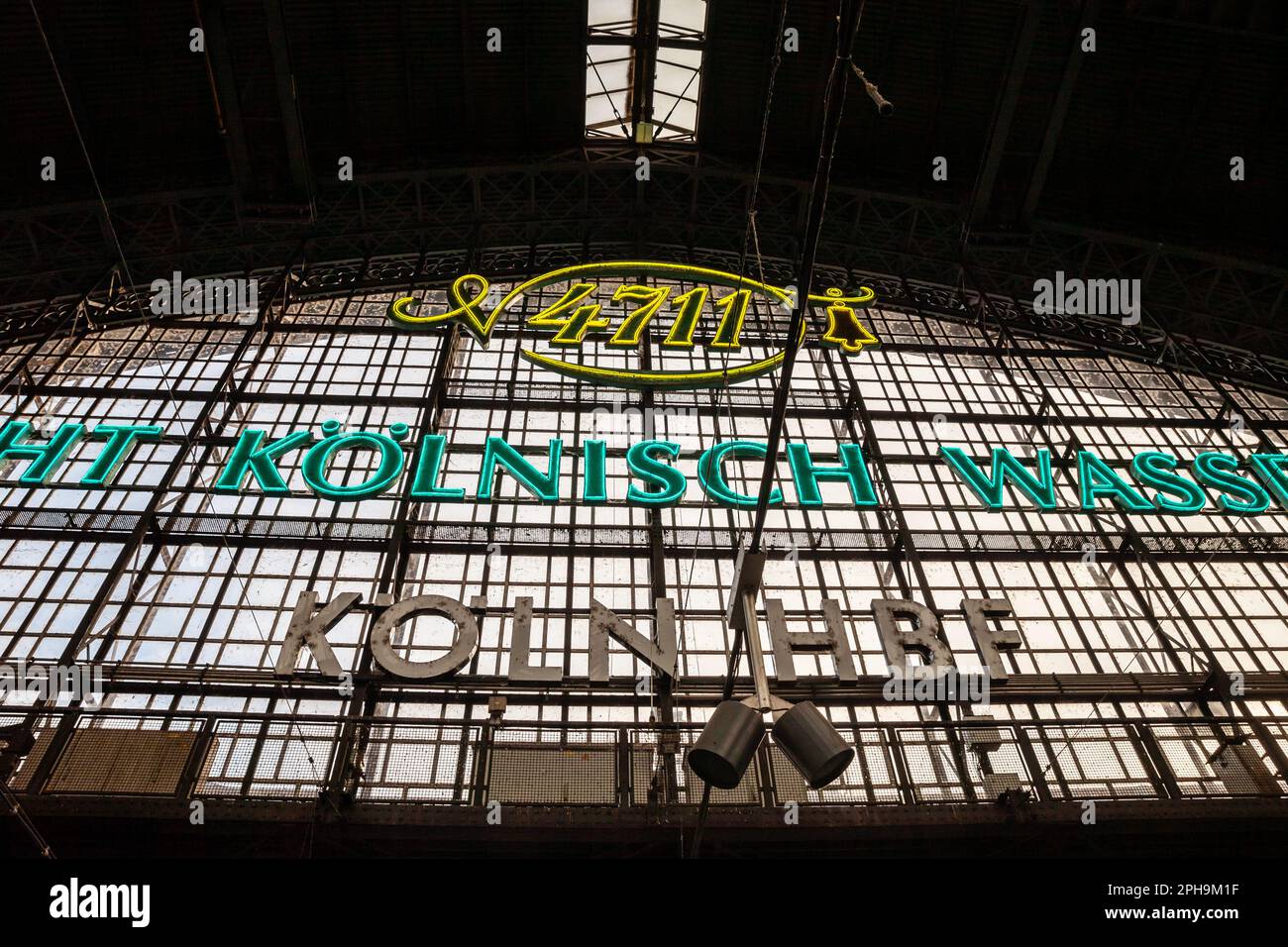 Foto del cartello Koln Hbf sulla loro serra principale a Colonia, Germania. Köln Hauptbahnhof o stazione centrale di Colonia è una stazione ferroviaria di Cologn Foto Stock
